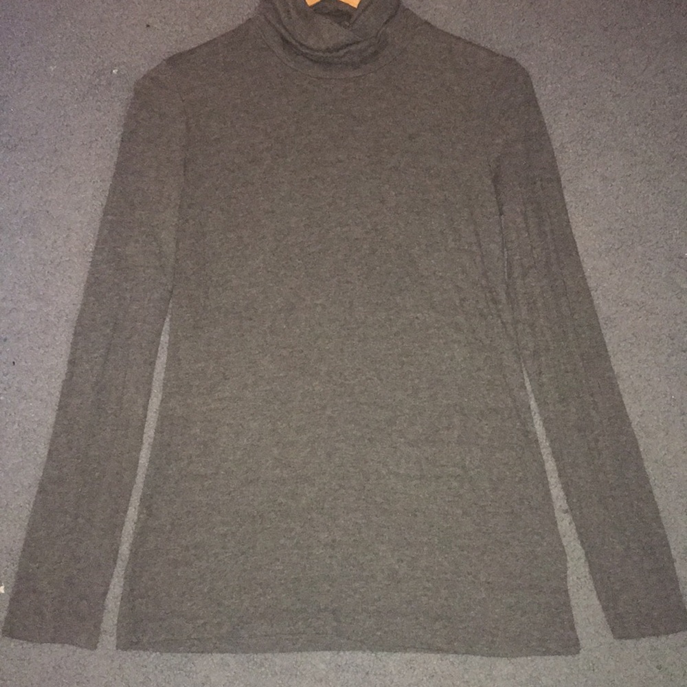 Medium " Ellen Tracy" Gray turtle neck